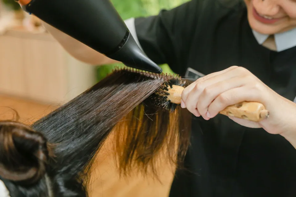 Tóc hư xơ sau tẩy — hấp phục hồi và cắt tỉa lại — trước